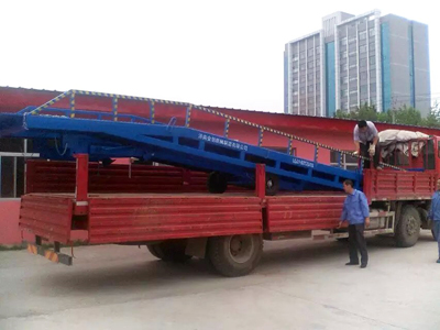 移動(dòng)式登車橋 移動(dòng)式登車橋