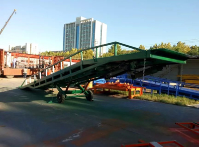 移動(dòng)式登車橋 移動(dòng)式登車橋