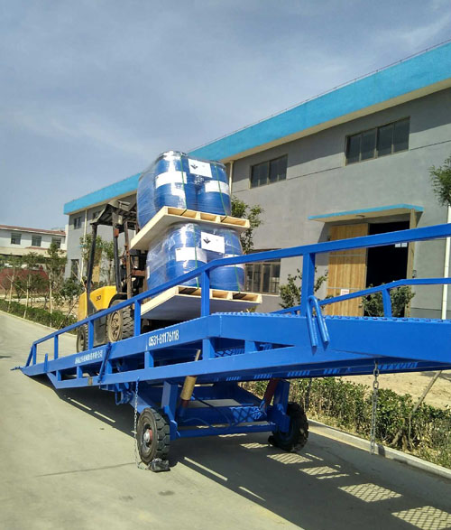 移動(dòng)式登車橋 移動(dòng)式登車橋