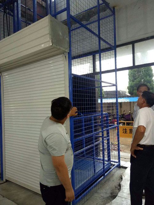 卷簾門液壓升降貨梯 卷簾門液壓升降貨梯