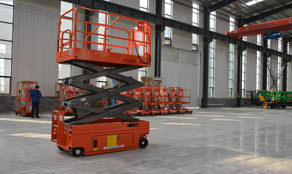 自行走液壓升降平臺(tái) 自行走液壓升降平臺(tái)