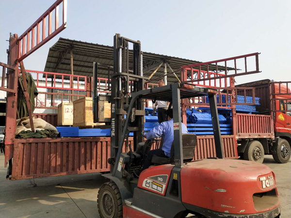 導(dǎo)軌式液壓升降機(jī) 導(dǎo)軌式液壓升降機(jī)