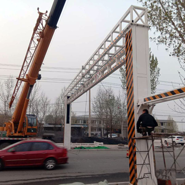 公路限高架安裝現(xiàn)場(chǎng) 公路限高架安裝現(xiàn)場(chǎng)