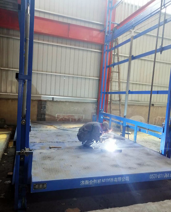 液壓升降平臺(tái)安裝現(xiàn)場(chǎng) 液壓升降平臺(tái)安裝現(xiàn)場(chǎng)