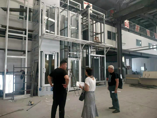 外國(guó)客戶考察液壓升降平臺(tái) 外國(guó)客戶考察液壓升降平臺(tái)