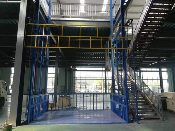 調(diào)試完成的液壓升降機(jī) 調(diào)試完成的液壓升降機(jī)