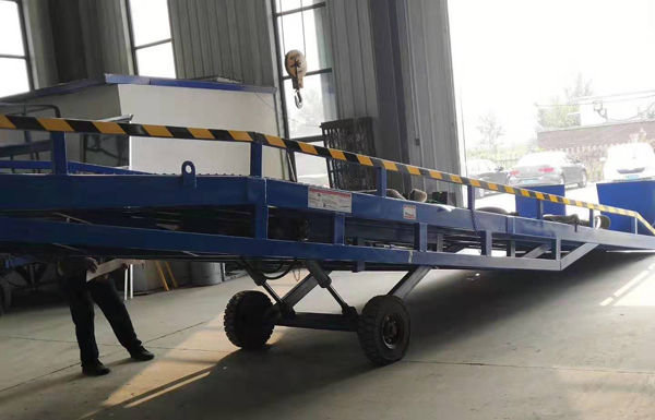 移動(dòng)式液壓登車(chē)橋 移動(dòng)式液壓登車(chē)橋