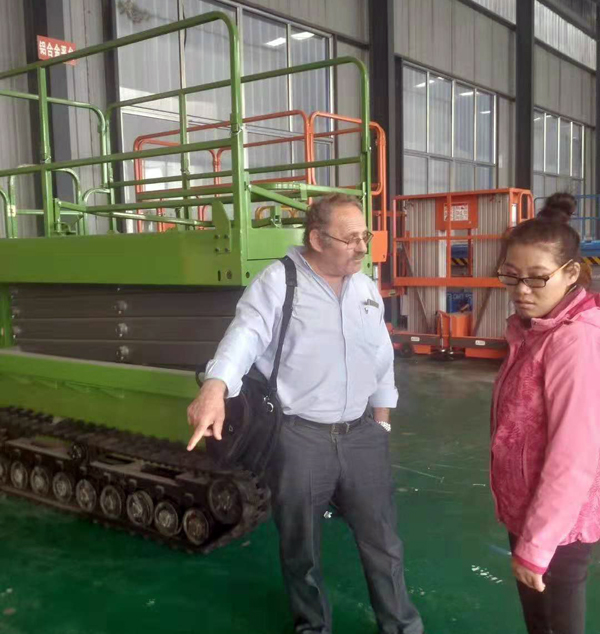 移動式液壓升降平臺 移動式液壓升降平臺