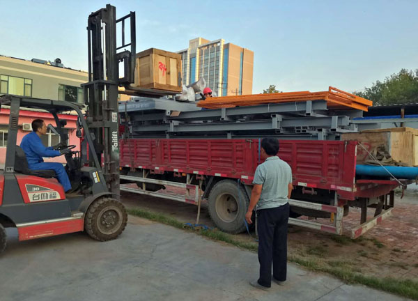 導(dǎo)軌式液壓升降貨梯 導(dǎo)軌式液壓升降貨梯